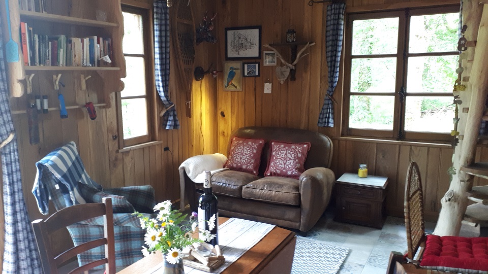 Cabane du Bûcheron : Un Refuge Rustique & Romantique Pour Deux